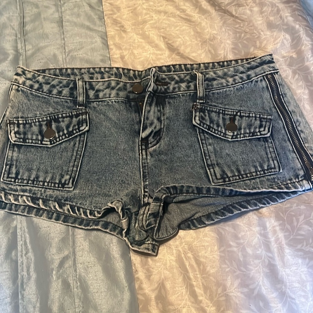 Stretchy. Zip up the side very cute shorts jeans shorts, midrise.